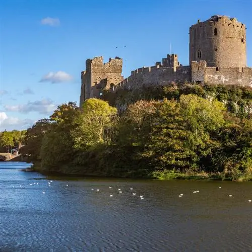 Замок Пембрук на горе с видом на живописное озеро, Пемброкшир, Уэльс, Великобритания, Северо-Западная Европа