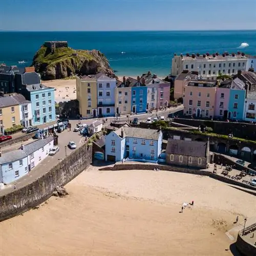 Вид с воздуха на красочную прибрежную деревню в Уэльсе, Великобритания, Северо-Западная Европа