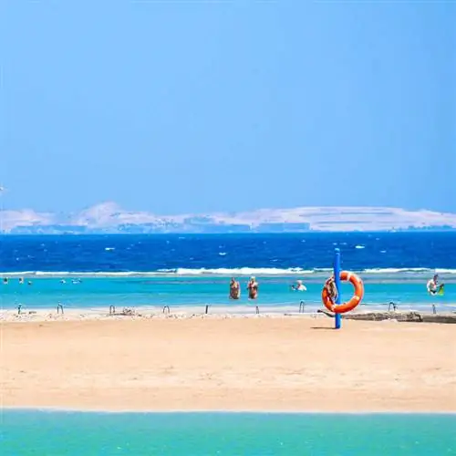 Туристы купаются в Средиземном море у побережья Туниса, в Северной Африке, регион Магриба