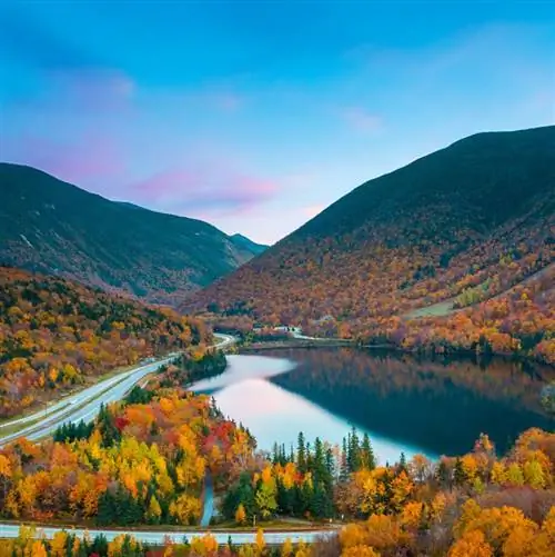 озеро в окружении леса и гор