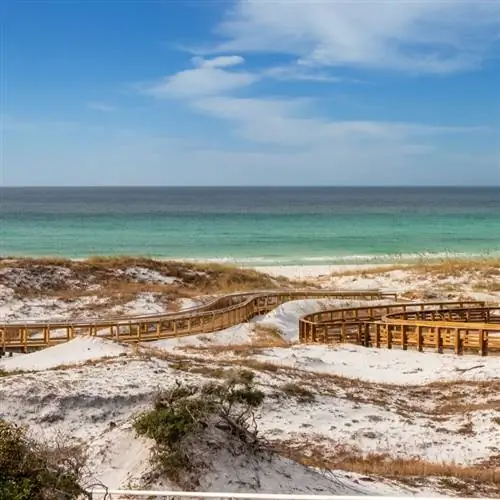 пляж с деревянными дорожками