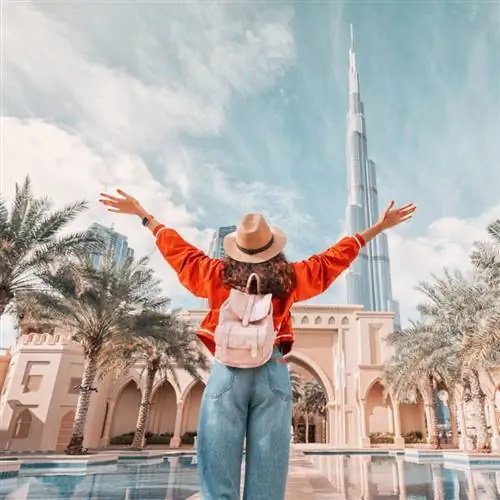 женщина перед Бурдж-Халифа и горизонтом Дубая