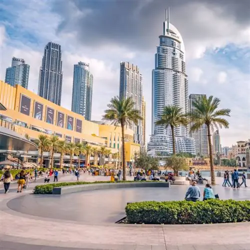 туристическая площадь возле входа в торговый центр Dubai Mall