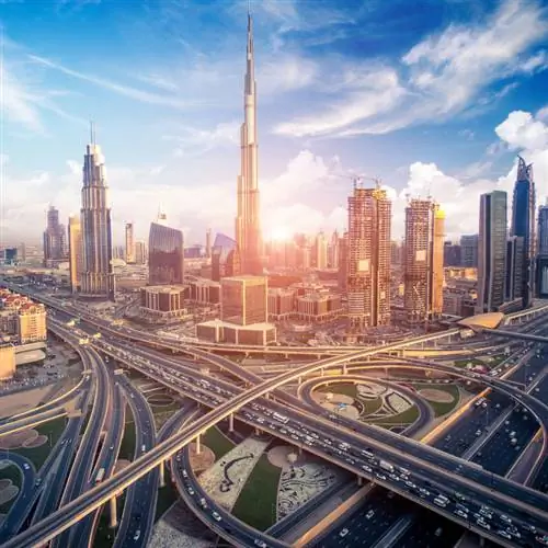 Горизонт Дубая с красивым городом рядом с самым оживленным шоссе