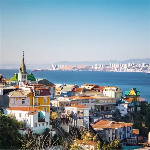 Вид с воздуха на Вальпараисо с лютеранской церковью с холма Серро Карсель в Чили