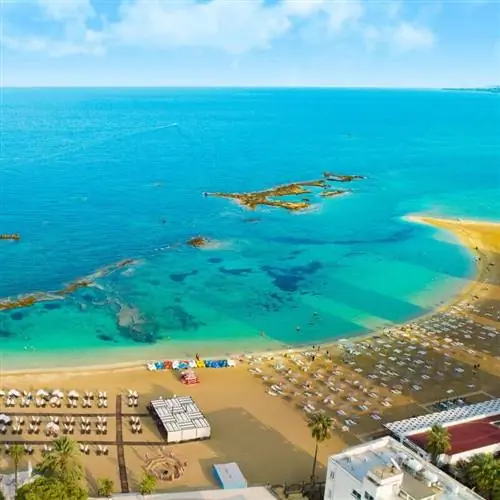 Вид с воздуха на провинцию Фамагуста на Северном Кипре, в регионе Восточного Средиземноморья