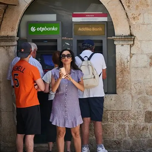 Туристы снимают деньги в банкомате Bankomat в Дубровнике, Хорватия