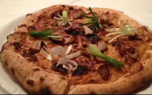 Хотите подписать во время еды пиццы? Отправляйтесь в недавно открывшуюся Mozzeria в Сан-Франциско