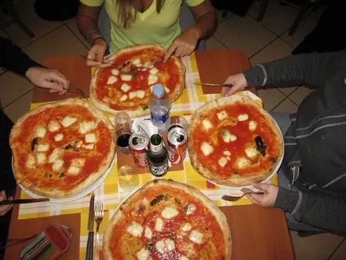 Итальянская кухня: научиться есть пиццу как итальянец