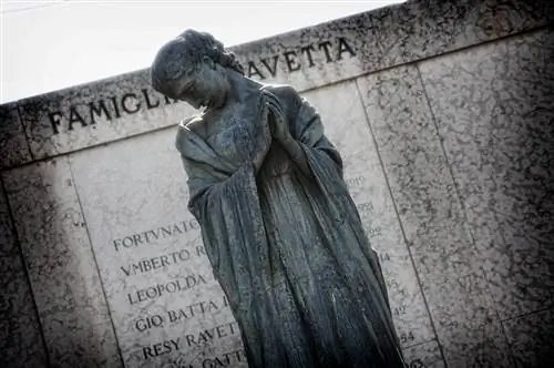 скорбящая статуя