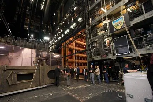 за кулисами