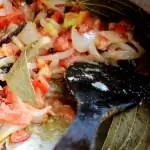 Жареный лук и помидоры