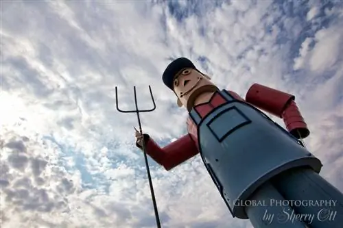 Гигантская металлическая скульптура оловянного человека