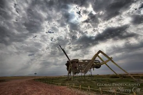 Металлическая скульптура кузнечика