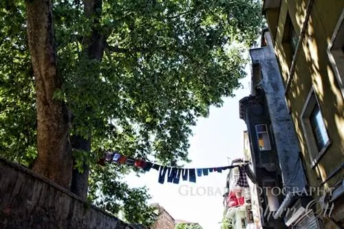 одежда висит на веревке в Балате