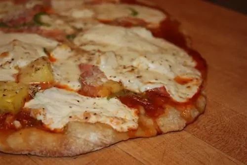 Приготовление пиццы с ананасом, прошутто & Халапеньо