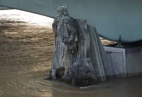 2010.12.26.07 ПАРИЖ - Pont de l'Alma, le zouave a les pieds dans l'eau