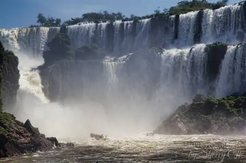 Лодка уходит в водопад