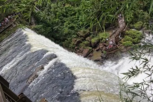 Люди смотрят на водопад сверху и снизу