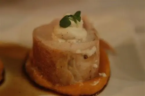 Поужинайте в Auberge Nicolas Flamel, построенном в 1407 году, самом старом доме Парижа