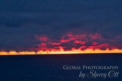 Солнце просто опускается за горизонт и остается там, никогда не позволяя небу полностью потемнеть.