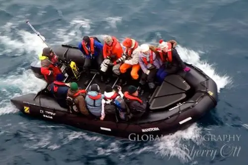 Лодка зодиака направляется к посадке