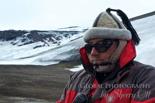 Хулио, наш руководитель экспедиции, ждет на берегу, чтобы дать указания.