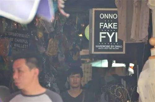 Вещи, которые вы покупаете в путешествии, обычно дерьмо, а иногда и подделка.