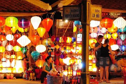 Хойан так же интересен ночью, как и утром