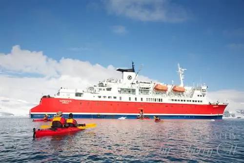 Каякинг обратно на корабль после долгого гребли