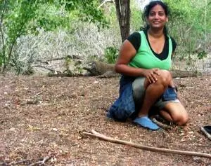 Анджали Томас позирует с комодо