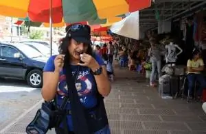 Анджали наслаждается жареным тарантулом!