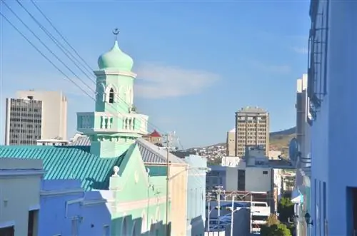 Мечеть Бо Каапа такая же красочная, как и весь городок.