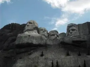 Джонни Блэр у миниатюры на горе Рашмор в Шэньчжэне, Китай.