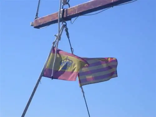 Испанский флаг - la Rojigualda - и каталонский Senyera