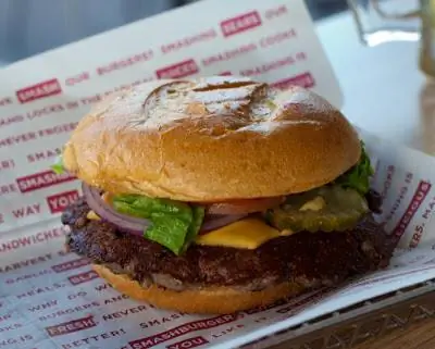 Вкусная еда и атмосфера: California Smashburger