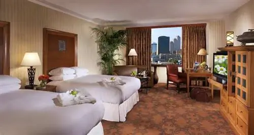 Отель Austin's Hilton находится на вершине железнодорожных путей, поэтому спать не следует