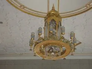 Люстра в массивной мечети Брунея