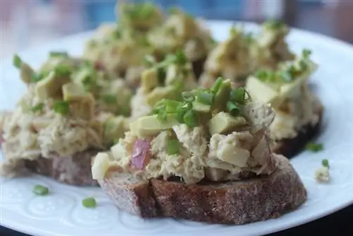 Канапе из тунца с карри и хрустящим пино гриджо