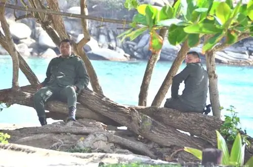 Полицейские повсюду в парке, так что будьте осторожны, если хотите сделать что-то незаконное.