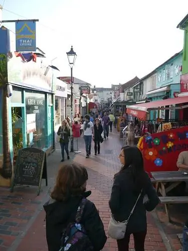 Лейнс Брайтон, Великобритания