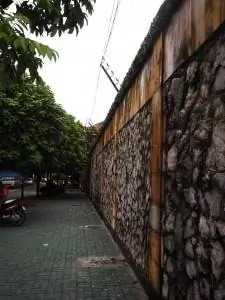 угол и вход в тюрьму Хоа Ло Ханой Хилтон