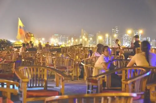 Затем насладитесь напитками в Cafe del Mar.