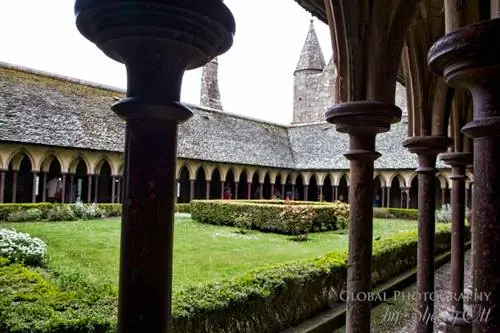 Монастыри Мон-Сен-Мишель