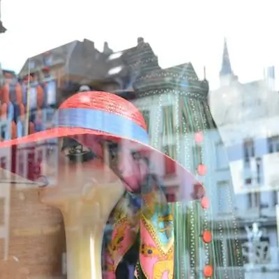 Отражение в брюссельском окне