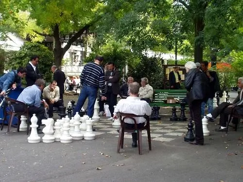 Гигантские шахматы в парке Бастионов в Женеве, Швейцария