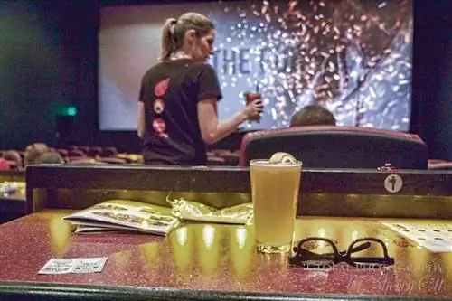 Пообедать в театре