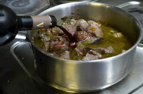 Добавление красного вина в Peposo di Manzo.