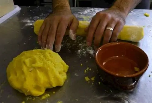 раскатывание теста для печенья