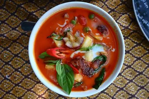 Красный карри с жареной уткой
